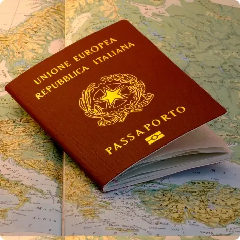 Um passaporte italiano em cima de um mapa.